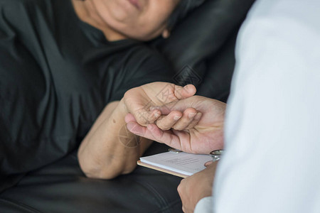帕金森病患者阿尔茨海默病老人关节炎患者的手支持老年医生或护理人员图片