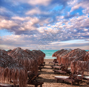 位于塞浦路斯拉纳卡海滩的地中海滨雨伞图片