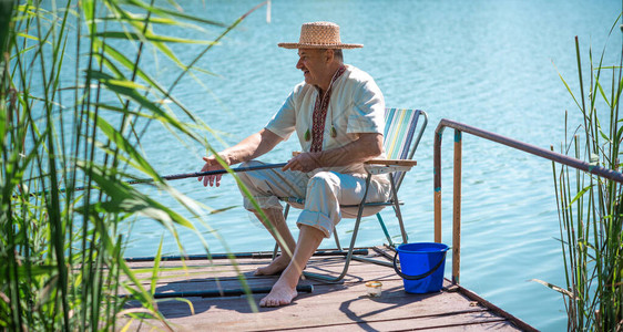 老年人在钓鱼享受退休者生活方式的老年男子图片
