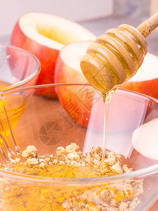 制作美味和简单的苹果甜点的成分蜂蜜图片