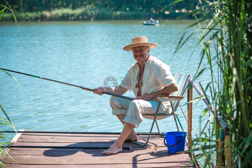 老年人在钓鱼享受退休者生活方式的老年男子图片