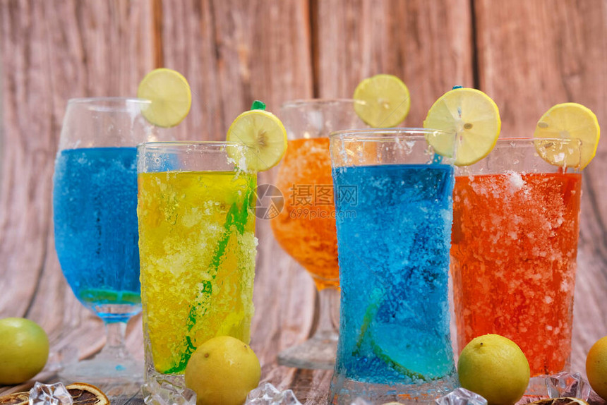 清新夏季饮料在桌底上加酒精冷饮柠檬图片