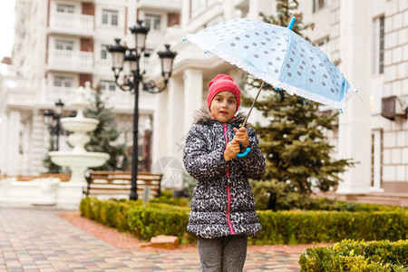 城市里的小女孩雨伞图片