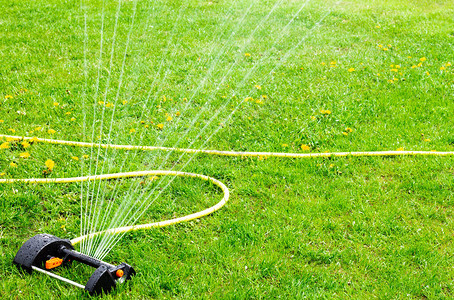 一台可工作的便携式草坪浇水机图片