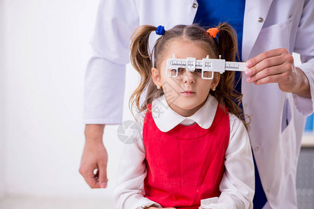 拜访年轻医生眼科医生的小女孩图片