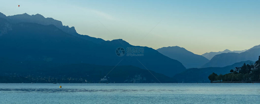 法国的安纳西夏天日出的湖图片