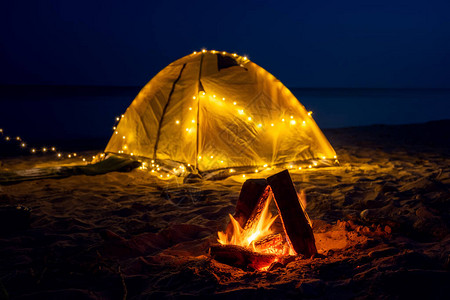 晚上在海滩着火夏天的心情夜间露营在海边和古图片