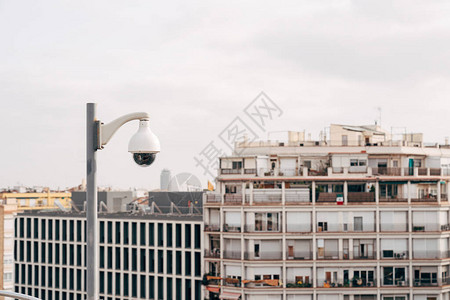 巴塞罗那市上方一根柱子上的监控摄像头图片