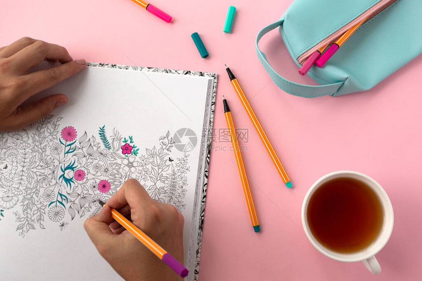 用花朵彩色笔铅笔盒茶杯和女手来涂上防腐剂放松数字解毒和图片