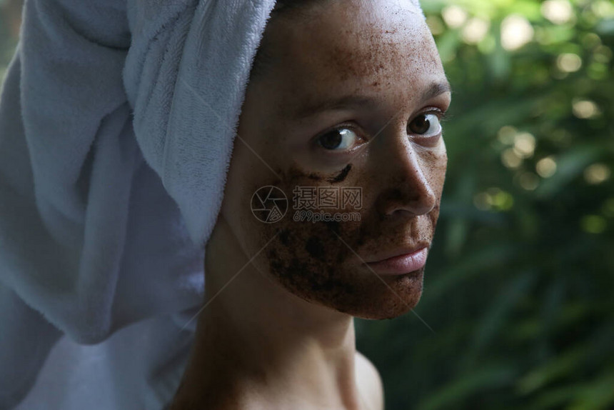 咖啡洗脸面具美容皮肤护理年轻女人脸上有咖图片