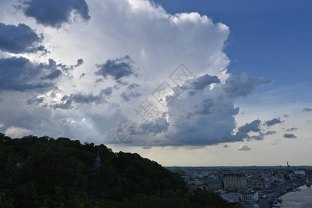 城市体积云层蓝天空的干燥夏季天气下图片