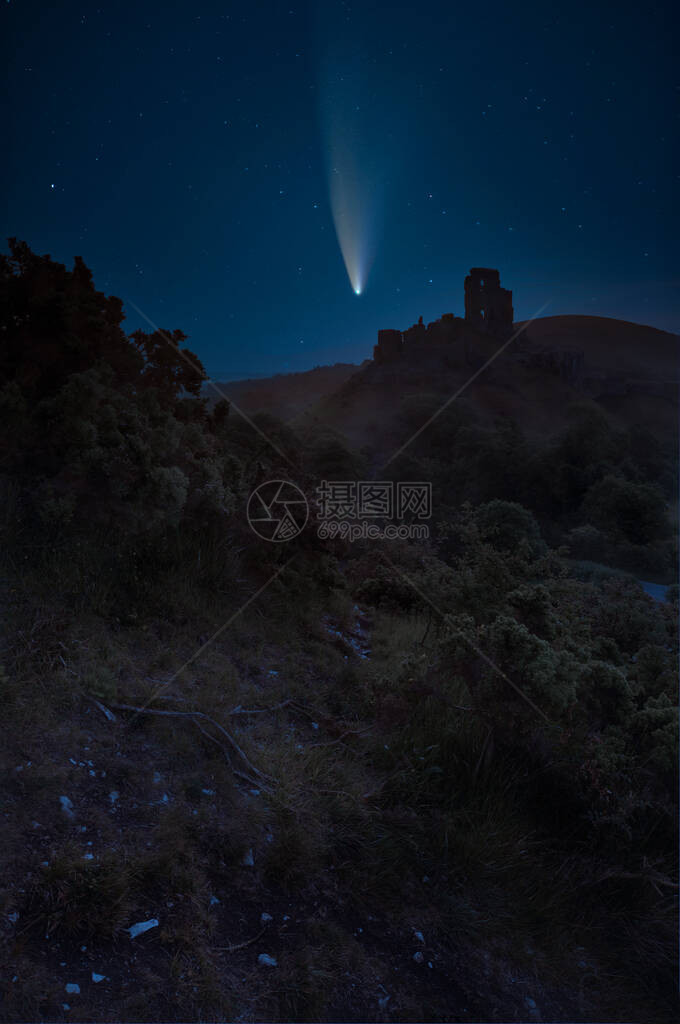 在美丽梦幻的童话城堡废墟上产生新世纪彗星的图片