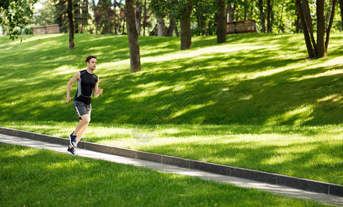 跑在公园快跑中在车道绿草坪自由空间图片