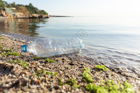 海滩污染海上水中单用途塑料瓶装浮在近海岸外的海滨上图片