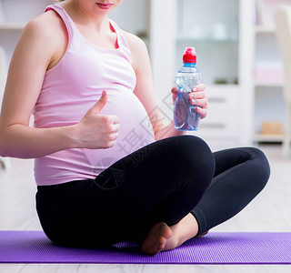 孕妇在预产期分娩时行使生育图片