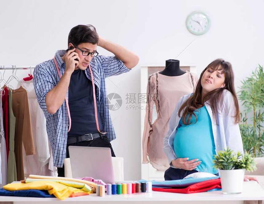 孕妇来裁缝买新衣服图片