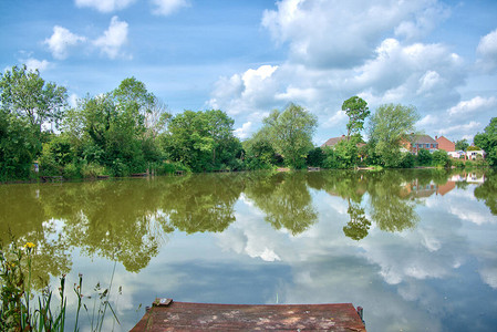 平静的钓鱼湖景图片