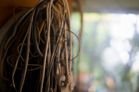 电线和电缆碎片在车库墙上挂着不实图片