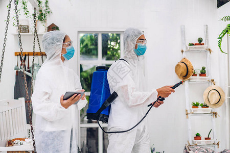 整治乱象防护面罩消毒人员专业团队和白西服消毒剂喷雾清洁帮助服务在客户家背景
