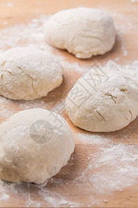 新鲜准备的酵母面团做披萨或木本面包图片