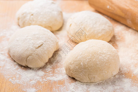 新鲜准备的酵母面团做披萨或木本面包背景图片