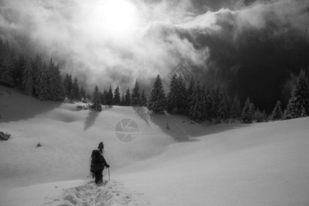 山中高山的传承者滚轮黑白冬季背景