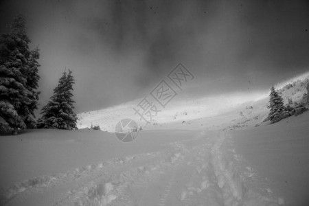 山上美丽的黑色和白色冬季风景在徒步旅行时图片