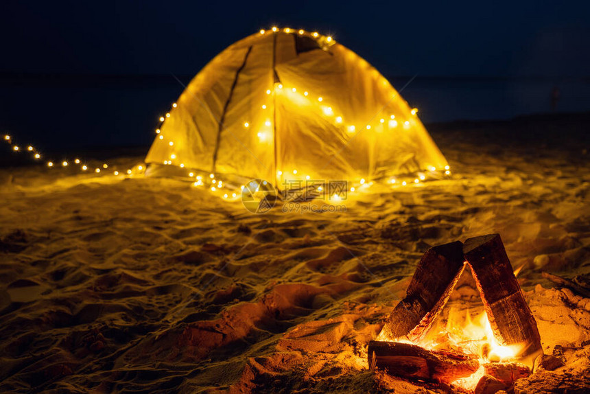 晚上在海滩着火夏天的心情夜间露营在海边和古图片