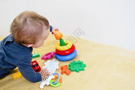 在家做婴儿杂货和玩花样玩具儿童背景及复制空间儿童早期发育背景