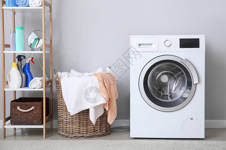 洗衣房的现代洗衣机图片
