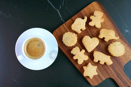 可爱的自制动物和心型饼干黑桌图片