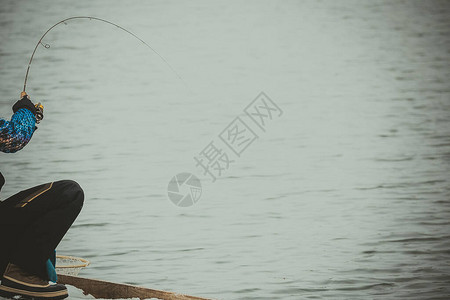 鳟鱼湖钓鱼背景图片