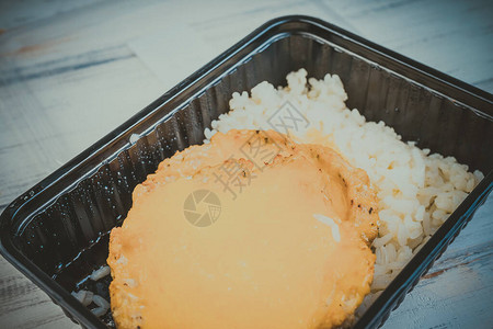 鸡排配奶酪和米饭图片