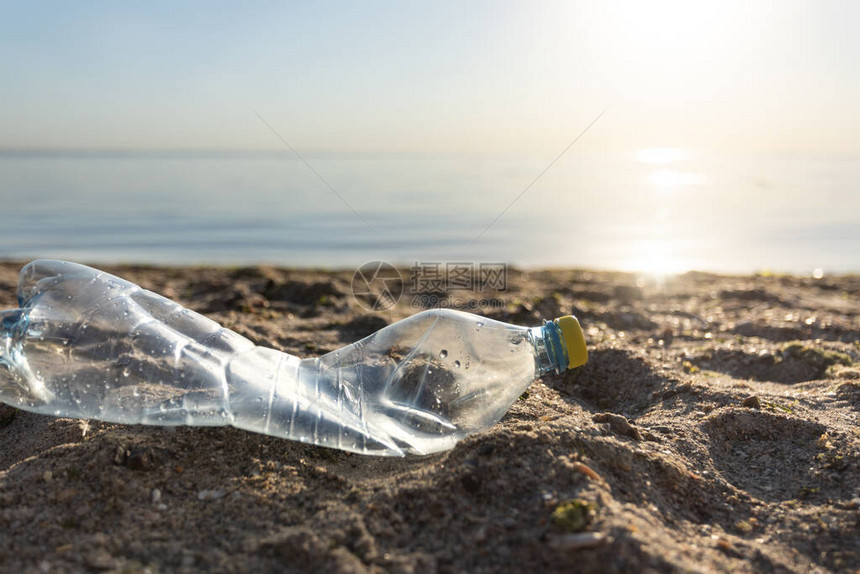 海滩污染环境外出门的废弃单用途塑料瓶式垃圾倾弃物图片