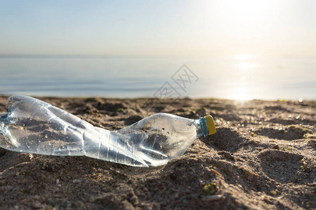 海滩污染环境外出门的废弃单用途塑料瓶式垃圾倾弃物图片