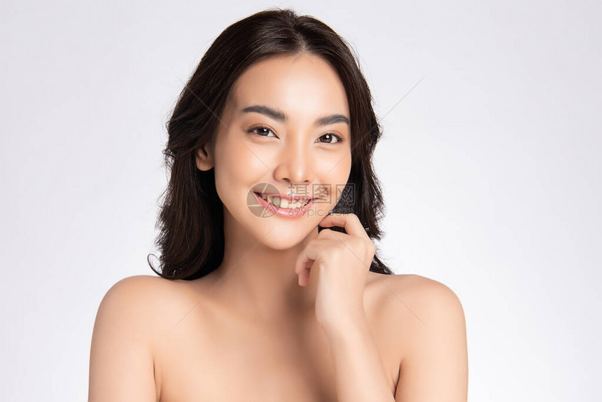 关闭了美丽的脸微笑的亚洲女人触摸健康的皮肤肖像美丽的快乐女孩模型图片