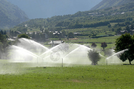 山村灌溉系统可复制文字版面空间的图片