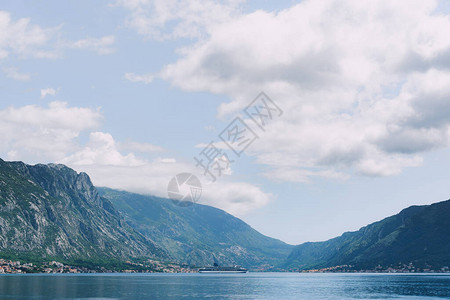 黑山区之间海湾的游轮班高图片