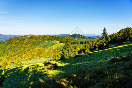 波兰皮涅尼秋天波兰山的风景在温暖阳图片