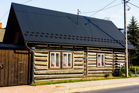 波兰皮涅尼山脉区的老古木制传统房屋图片