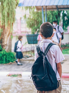 男小学生戴面罩预防冠状图片