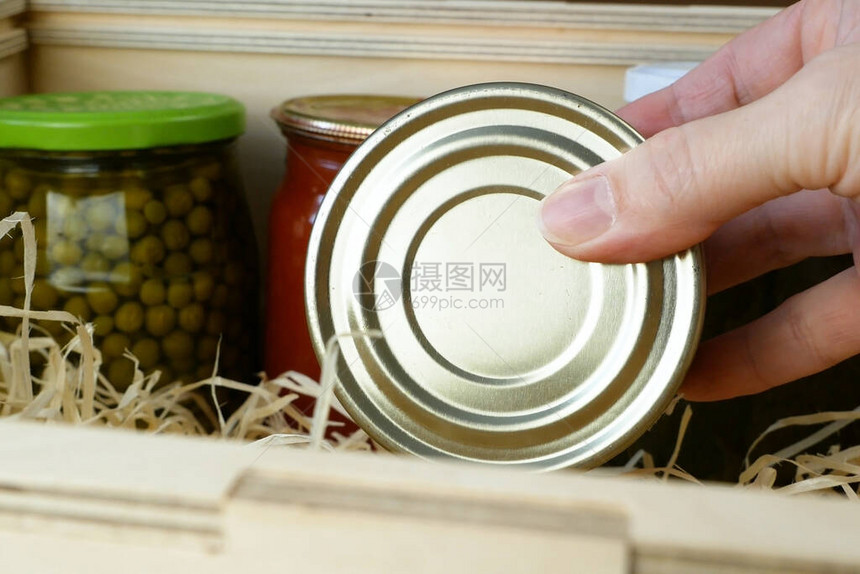 捐赠食品概念带产品的木箱免费食品概念水果瓶装油和罐头食图片