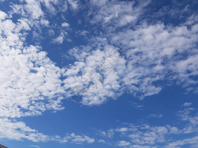 白天在空上夏天在城市上空云朵的图片