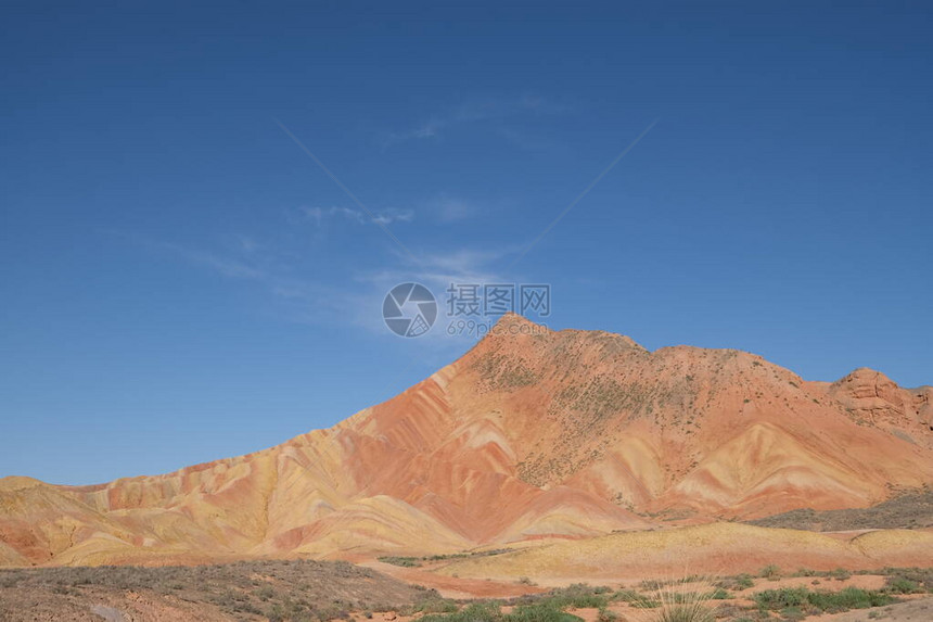 蓝色天空下多彩的Danxia地貌山峰图片