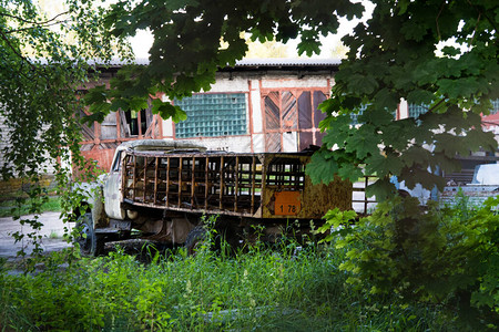 一个废弃的废旧切尔诺贝利城废弃的生煤气运输机选择焦点灌图片