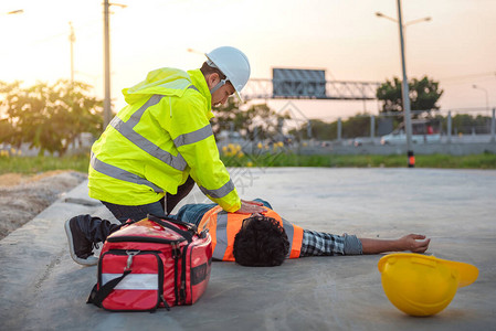 建筑工人基本急救和户外CPR培训工作中的意外事故图片