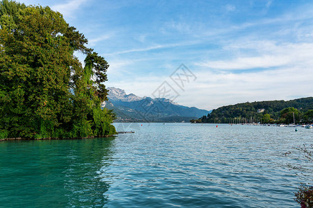 在法国的安纳西湖观看安纳西湖是法国上萨瓦省的一个高山湖它是图片