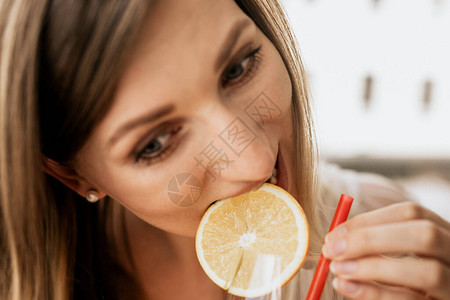 穿着室内白衣服的有吸引力的妇女背景图片