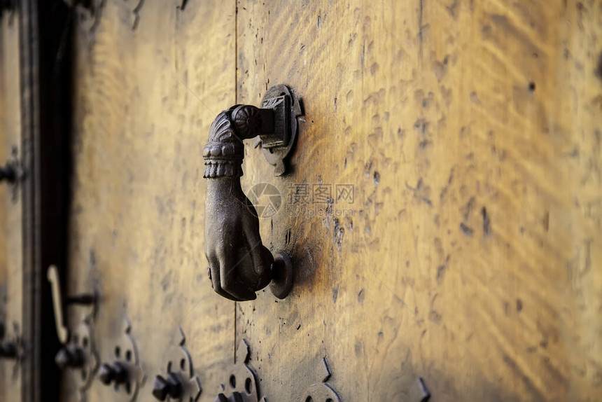 旧老生锈的门锁装饰和通图片