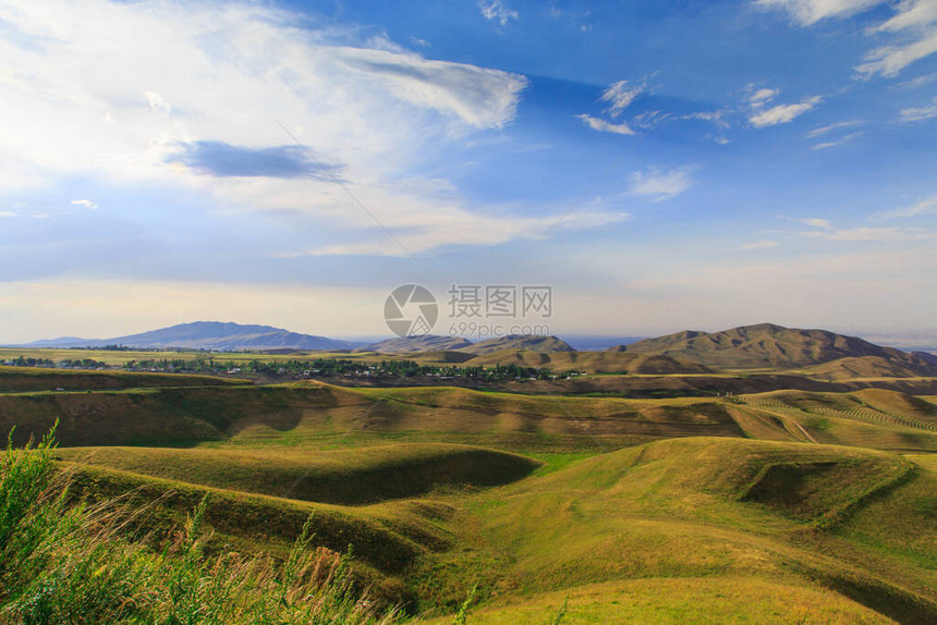 美丽的春天和夏日风景青山高雪山图片